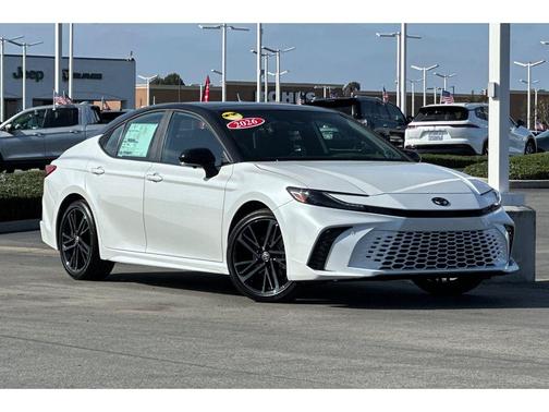 Wind Chill Pearl w/Midnight Black Metallic Roof 2026 Toyota Camry XSE