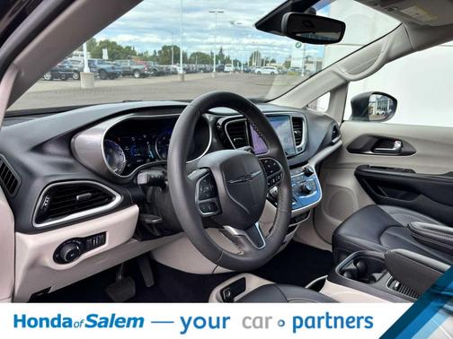 Brilliant Black Crystal Pearlcoat 2023 Chrysler Pacifica Touring L