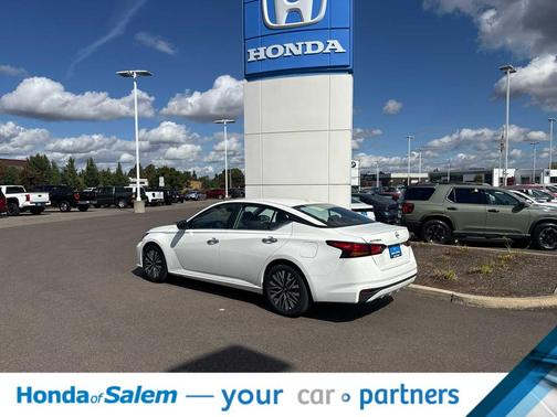 Glacier White 2025 Nissan Altima SV FWD