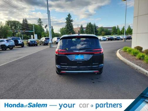 2023 Chrysler Pacifica Hybrid Touring L