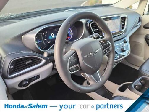 2023 Chrysler Pacifica Hybrid Touring L