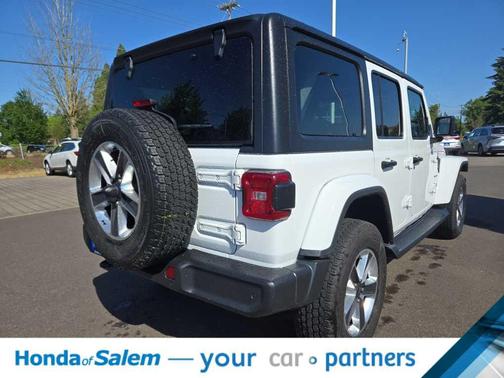 Bright White Clearcoat 2022 Jeep Wrangler Unlimited Sahara