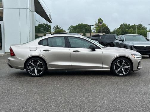 2024 Volvo S60 B5 Plus Dark Theme