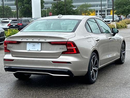 2024 Volvo S60 B5 Plus Dark Theme