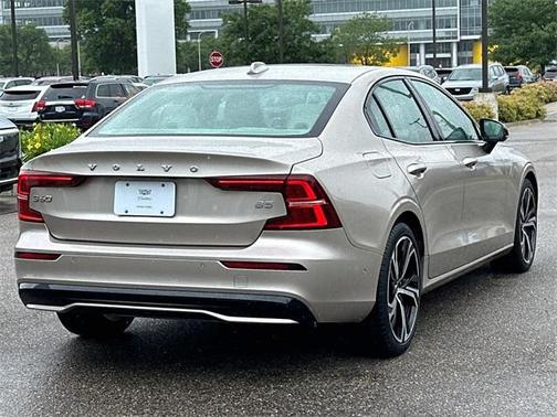 2024 Volvo S60 B5 Plus Dark Theme