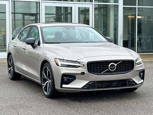 2024 Volvo S60 B5 Plus Dark Theme