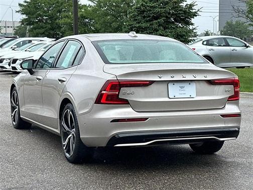 2024 Volvo S60 B5 Plus Dark Theme
