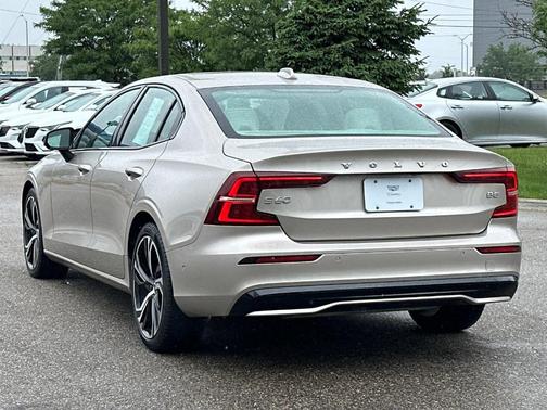 2024 Volvo S60 B5 Plus Dark Theme