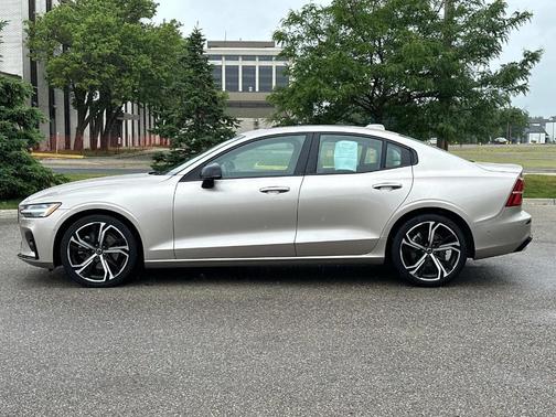 2024 Volvo S60 B5 Plus Dark Theme