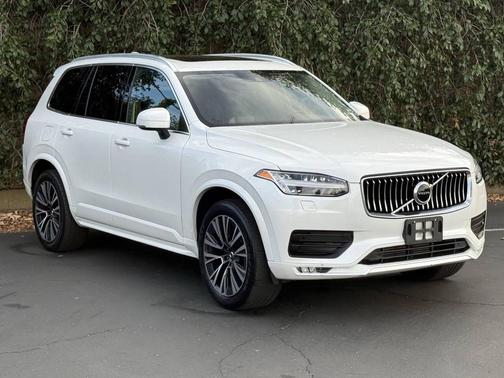 2022 Volvo XC90 T5 Momentum