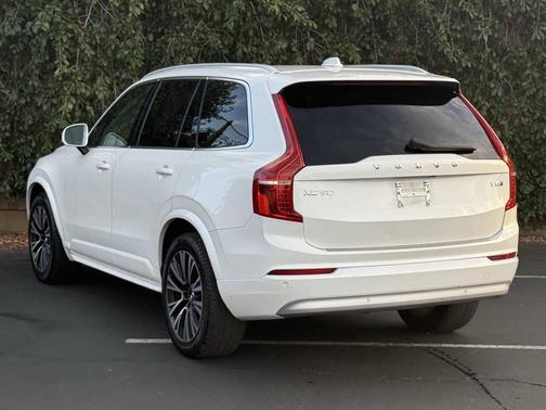 2022 Volvo XC90 T5 Momentum