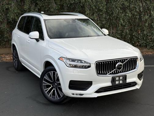 2022 Volvo XC90 T5 Momentum