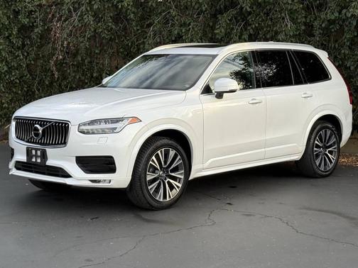 2022 Volvo XC90 T5 Momentum