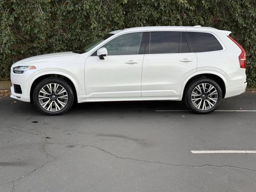 2022 Volvo XC90 T5 Momentum