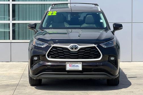 Opulent Amber 2022 Toyota Highlander XLE
