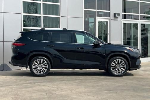2023 Toyota Highlander Hybrid Platinum