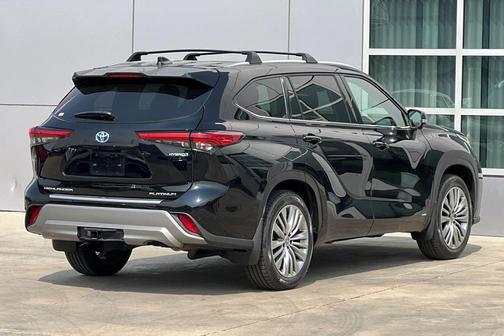 2023 Toyota Highlander Hybrid Platinum