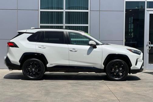 Blizzard Pearl 2022 Toyota RAV4 Hybrid SE