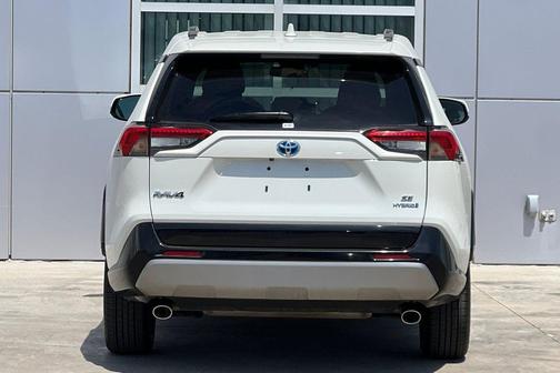 Blizzard Pearl 2022 Toyota RAV4 Hybrid SE