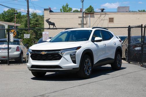 Summit White 2025 Chevrolet Trax LT