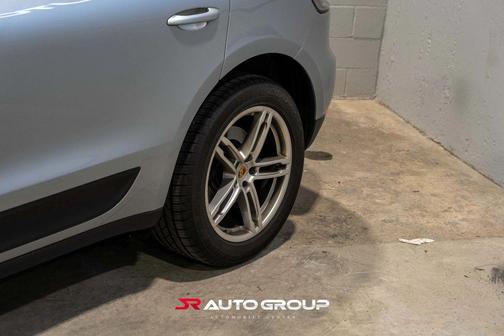 Dolomite Silver Metallic 2020 Porsche Macan Macan Sport Edition