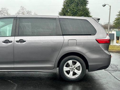 2020 Toyota Sienna SE