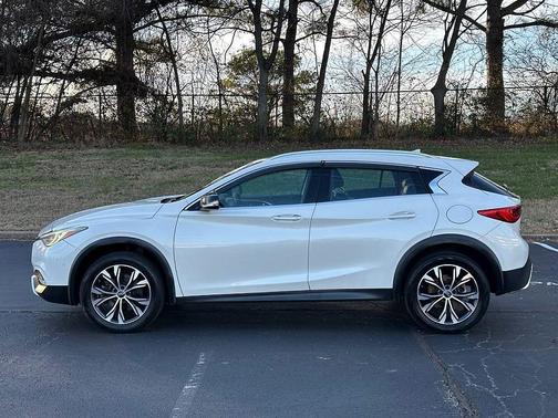 2017 INFINITI QX30 Premium