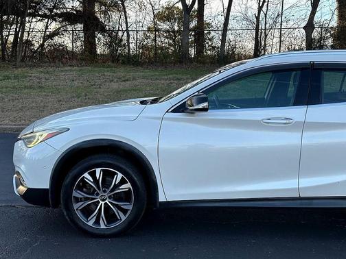 2017 INFINITI QX30 Premium