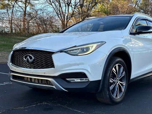 2017 INFINITI QX30 Premium