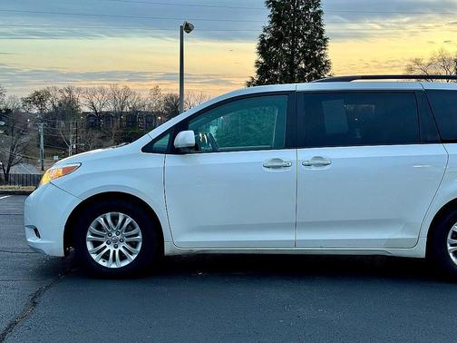 2016 Toyota Sienna XLE
