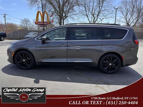 Granite Crystal Metallic Clearcoat 2017 Chrysler Pacifica Touring-L