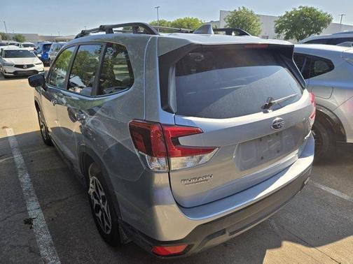 Ice Silver Metallic 2023 Subaru Forester 2.5i Premium