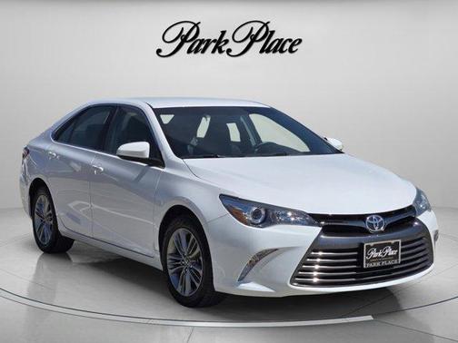 Super White 2017 Toyota Camry SE