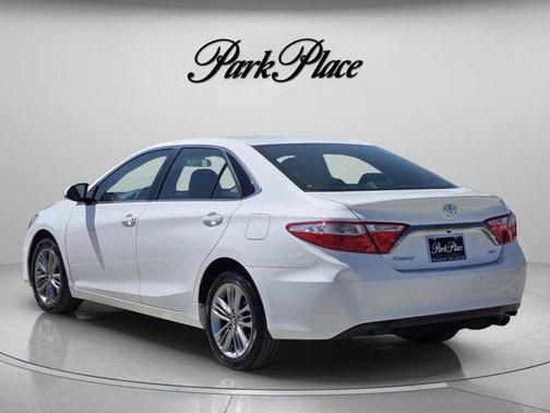 Super White 2017 Toyota Camry SE