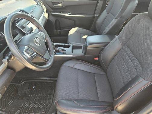 Super White 2017 Toyota Camry SE