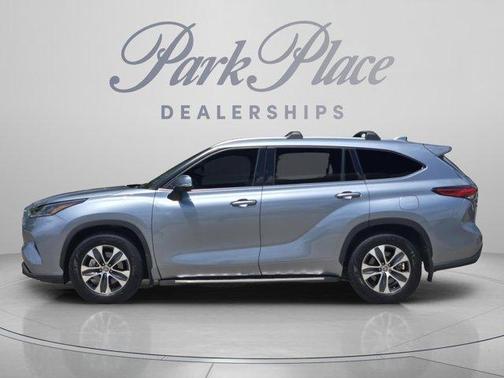 Moon Dust 2021 Toyota Highlander XLE
