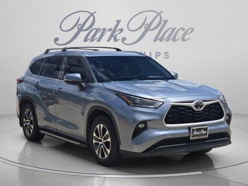 Moon Dust 2021 Toyota Highlander XLE