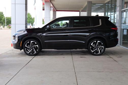 Black 2022 Mitsubishi Outlander SE