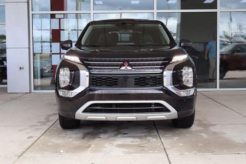 Black 2022 Mitsubishi Outlander SE