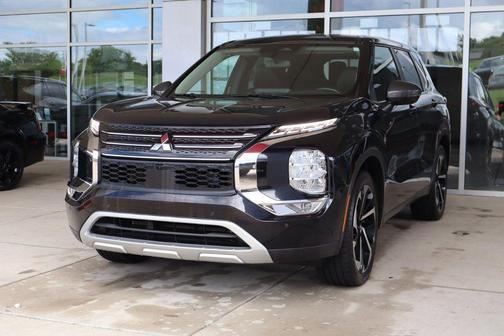 Black 2022 Mitsubishi Outlander SE