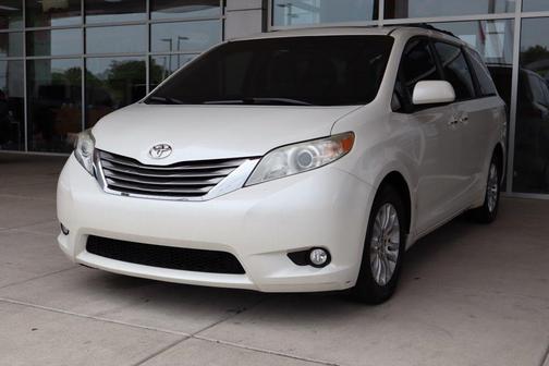 Blizzard Pearl 2017 Toyota Sienna XLE