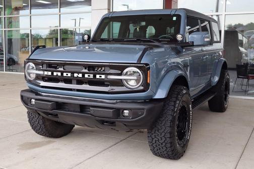Azure Gray Metallic Tri-Coat 2023 Ford Bronco Outer Banks