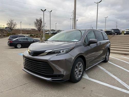 2024 Toyota Sienna LE