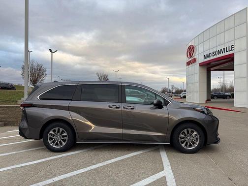 2024 Toyota Sienna LE