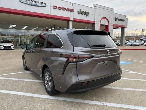 2024 Toyota Sienna LE