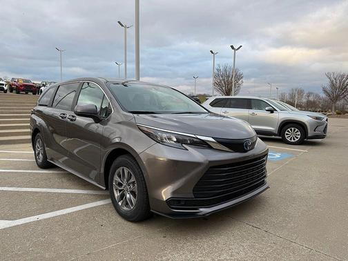 2024 Toyota Sienna LE