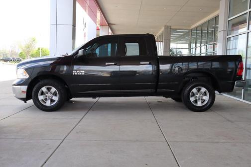Brilliant Black Crystal Pearlcoat 2017 RAM 1500 SLT