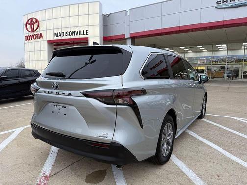 2024 Toyota Sienna LE