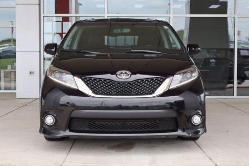 Midnight Black Metallic 2017 Toyota Sienna SE