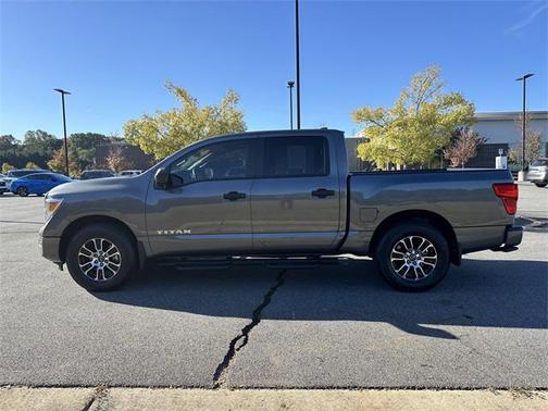 2023 Nissan Titan SV